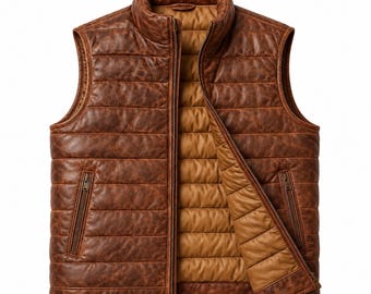 Peut inclure: Un gilet matelassé marron à la texture similicuir vieillie, doté d'un col montant, d'une fermeture éclair frontale intégrale et de deux poches latérales zippées. La doublure intérieure est en tissu beige uni et lisse avec des coutures horizontales.