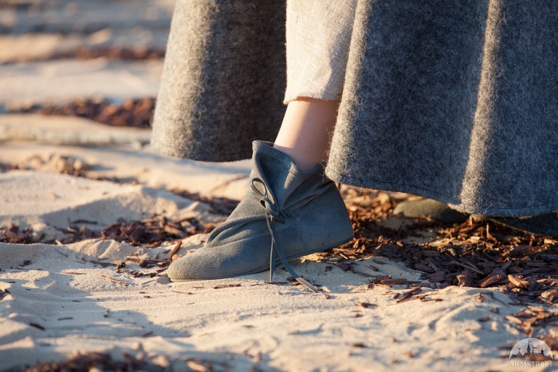 medieval female shoes