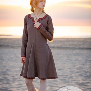 Battle-Merchant - Middeleeuwse tuniek Ylva voor vrouwen, getailleerd Battle-Merchant - Middeleeuwse tuniek Ylva voor vrouwen, getailleerd