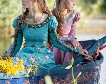 ArmstreetVestido medieval con mangas abullonadas “Water Flowers”; Vestido de algodón con perlas artificiales, pliegues y pedrería; Renacimiento; LARP; Desgaste SCA