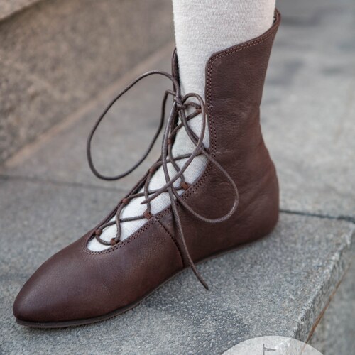 Leather shoes with lacing “Renaissance Memories”; Feminine leather shops shoes with lacing; medieval shoes