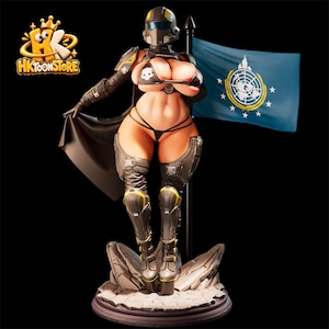 Peut inclure: Une figurine de collection représentant un personnage portant un casque noir, un bikini noir avec un emblème de crâne et des jambières blindées sombres. La figurine repose sur un socle rocheux près d'un drapeau bleu avec un globe blanc.