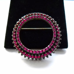 WARNER New York vintage Magenta Pink Rhinestones Circle Brooch Pin circa 1960, Estate jewelry, Gift Quality