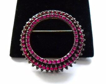 WARNER New York vintage Magenta Pink Rhinestones Circle Brooch Pin circa 1960, Estate jewelry, Gift Quality