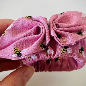 Litet. Armband i 100 % bomullstyg: Handgjort elastiskt armband med fluga.