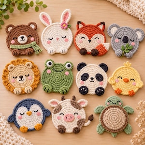 Könnte beinhalten: Eine Sammlung von elf runden Häkel-Untersetzern in Tierform, darunter Bär, Hase, Fuchs, Koala, Löwe, Frosch, Panda, Küken, Pinguin, Kuh und Schildkröte. Jeder Untersetzer ist mit detaillierten Garnstichen und gestickten Gesichtsmerkmalen in verschiedenen Farben gestaltet.