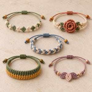 Könnte beinhalten: Fünf verstellbare Makramee-Armbänder mit verschiedenen Designs: eines mit grünen und cremefarbenen Rauten, eines mit einer terrakottafarbenen Rose, eines mit blau-cremefarbenem Flechtmuster, eines mit oliv-senfgelben Streifen und eines mit malvenfarbenen Blättern.
