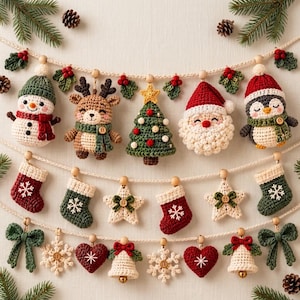 Könnte beinhalten: Eine dreistufige Häkelgirlande mit Ornamenten in Form von Schneemann, Rentier, Weihnachtsbaum, Weihnachtsmann, Pinguin, Socken, Sternen, Schneeflocken, Herzen, Glocken und Schleifen, befestigt an einer cremefarbenen Kordel.