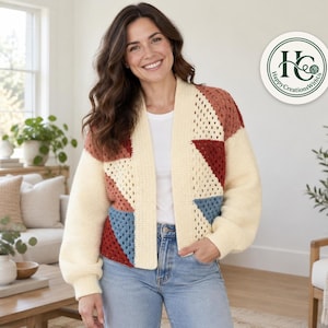 Peut inclure: Un gilet en crochet présentant un motif patchwork de fils crème, rouille et bleu. Le vêtement possède des manches longues avec des poignets côtelés, une ouverture sur le devant et une bordure crème unie. Un logo circulaire avec le texte Happy CreationsWithUs est visible.