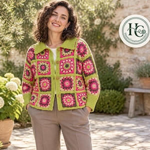 Könnte beinhalten: Eine Häkeljacke mit Granny-Square-Muster in den Farben Limettengrün, Pink und Dunkelbraun. Das Kleidungsstück hat einen Kragen, lange Ärmel mit gerippten Bündchen und eine Knopfleiste. Ein kreisförmiges Logo trägt die Aufschrift HappyCreationsWithUs.