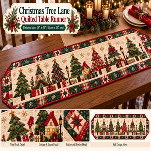 Könnte beinhalten: Ein gesteppter Tischläufer mit einem Christmas Tree Lane-Muster aus grünen Bäumen, roten Geschenken und Straßenlaternen auf cremefarbenem Grund. Der Läufer hat eine rot-grüne Patchwork-Bordüre und misst 40 cm mal 137 cm.