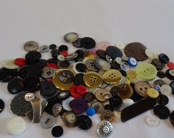 250 MIXED LOT of VINTAGE & OLDER Buttons VARIED TYPES & SIZES Interesting Looks 