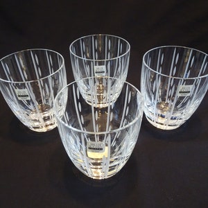 Puede incluir: Cuatro vasos transparentes de vidrio con un patrón grabado decorativo. Cada vaso tiene una etiqueta que dice "Miller Special".