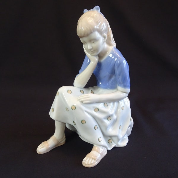 Figurine de jeune fille « Le penseur rêveur », sculpture vintage adolescente méditant sur les questions de sa vie, fille rêvant