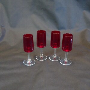 Juego de 4 vasos de licor vintage color rojo rubí, vasos de chupito con tallo rojo y transparente, vasos para licor de aperitivo, accesorio de bar de colección