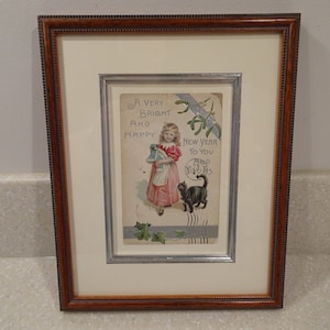 Cartolina d'auguri antica di Capodanno del 1908 con cornice, timbro postale d'epoca di Chicago e Brooklyn, decorazione da parete con ragazza con bambola e gatto.