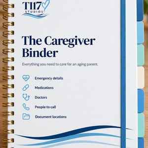 Könnte beinhalten: Ein weißer spiralgebundener Planer mit dem Titel The Caregiver Binder und einem blauen Gummiband. Das Cover zeigt das TI17 Studios Logo, Text zur Pflege alternder Eltern sowie Symbole für Notfalldetails, Medikamente, Ärzte und Dokumente.