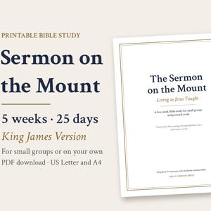 Könnte beinhalten: Eine druckbare Bibelstudie mit dem Titel Sermon on the Mount, 5 weeks, 25 days, King James Version. Das Dokument zeigt dunkelblauen und goldenen Text auf weißem Hintergrund mit einem dünnen goldenen Rand, inklusive Untertitel Living as Jesus Taught.