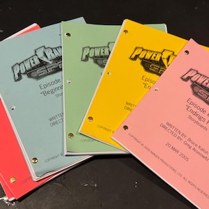 以下が含まれることがあります： 赤、水色、緑、黄色、ピンクの様々な色のPower Rangers SPDの台本。各台本にはPower Rangers SPDのロゴとエピソードタイトルが記載されています。ピンクの台本には「Endings Pt II」と書かれています。