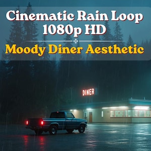 Könnte beinhalten: Eine dunkle, regnerische Szene mit einem Pickup, der nachts vor einem beleuchteten Diner geparkt ist, vor einem Waldhintergrund. Der Text lautet: Cinematic Rain Loop 1080p HD, Moody Diner Aesthetic. Die Beleuchtung ist kühl mit roten Rücklichtern.