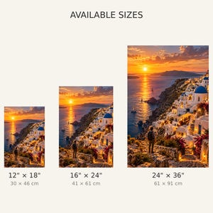 Op de afbeelding: Drie verticale wandprints met een zonsondergang boven een kustdorp met blauwe koepels. De tekst AVAILABLE SIZES staat boven drie afdrukken met de afmetingen 30 bij 46 cm, 41 bij 61 cm en 61 bij 91 cm.