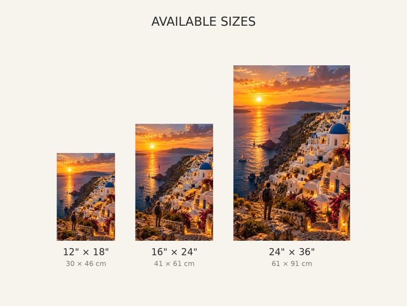 Op de afbeelding: Drie verticale wandprints met een zonsondergang boven een kustdorp met blauwe koepels. De tekst AVAILABLE SIZES staat boven drie afdrukken met de afmetingen 30 bij 46 cm, 41 bij 61 cm en 61 bij 91 cm.