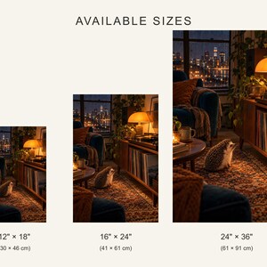 以下が含まれることがあります： AVAILABLE SIZESと記された3つの縦型ウォールアートプリント。夜の居心地の良い部屋にいるハリネズミが描かれています。サイズは30x46cm、41x61cm、61x91cmです。街のスカイライン、レコードプレーヤー、温かみのある照明が特徴です。