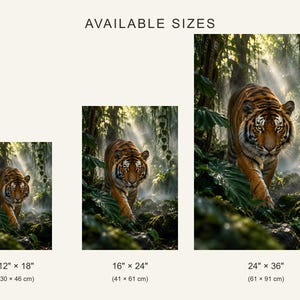 Puede incluir: Tres impresiones de arte mural vertical que muestran a un tigre caminando por una selva brumosa. Los tama&ntilde;os disponibles son 30 x 46 cm, 41 x 61 cm y 61 x 91 cm. El texto "AVAILABLE SIZES" aparece en la parte superior.