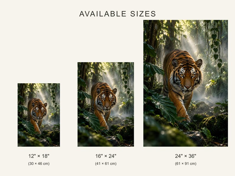 Puede incluir: Tres impresiones de arte mural vertical que muestran a un tigre caminando por una selva brumosa. Los tama&ntilde;os disponibles son 30 x 46 cm, 41 x 61 cm y 61 x 91 cm. El texto "AVAILABLE SIZES" aparece en la parte superior.