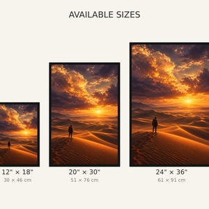 Pode incluir: Tr&ecirc;s quadros verticais retratando uma figura solit&aacute;ria em uma duna de areia ao p&ocirc;r do sol com nuvens alaranjadas. O texto AVAILABLE SIZES est&aacute; no topo. As dimens&otilde;es s&atilde;o 30 cm por 46 cm, 51 cm por 76 cm e 61 cm por 91 cm.