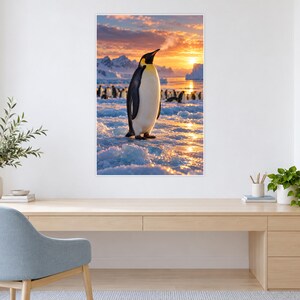 K&ouml;nnte beinhalten: Ein rechteckiger Wandkunstdruck, der einen einzelnen Kaiserpinguin auf eisigem Untergrund zeigt. Der Pinguin hat ein schwarz-wei&szlig;es Gefieder mit einem gelben Halsfleck. Im Hintergrund beleuchtet ein Sonnenuntergang schneebedeckte Berge und Pinguine.