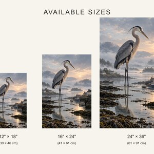 Op de afbeelding: Drie verticale prints met een grijze reiger die bij zonsopgang in ondiep water bij een haven staat. De beschikbare maten zijn 30 cm bij 46 cm, 41 cm bij 61 cm en 61 cm bij 91 cm, met de tekst AVAILABLE SIZES erboven.