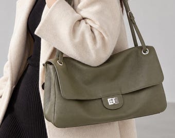 Schultertasche aus echtem Rindsleder, genarbte Oberfläche, Drehverschluss