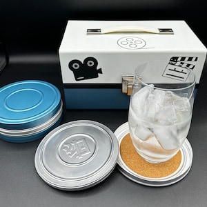 Juego de posavasos con carrete de película, estuche y posavasos azul y blanco, regalo de recuerdos de películas, artículos de bar para salas multimedia, regalo para estudiantes o directores de cine.