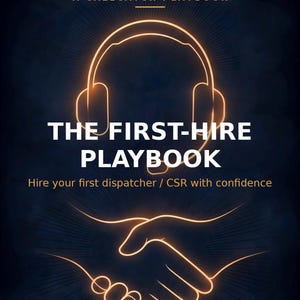 Può includere: Una copertina di manuale digitale blu scuro intitolata A CALLCATCH PLAYBOOK, THE FIRST-HIRE PLAYBOOK e Hire your first dispatcher / CSR with confidence. Presenta linee arancioni luminose di un auricolare e una stretta di mano, con CALLCATCH.GUMROAD.COM in basso.