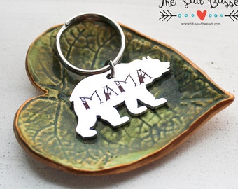 Mama Bär Keychain | Bär Schlüsselanhänger | Gestempelt Bär | Geschenke für Mama | Handgestempelter Bärenschmuck | Mama Bär Geschenk | Mama Schlüsselbund | Muttertag