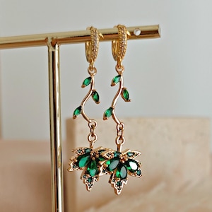 Ahornblatt Ohrringe, smaragd grün Ahornblatt Ohrringe, Herbst Schmuck, Festliche Ohrringe Herbst, Fairycore Ohrringe // MAGISCHER AHORN