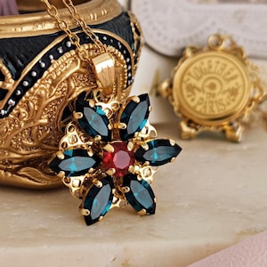 Collier gravé inspiré d'Anastasia ensemble à Paris EMERAUDE M