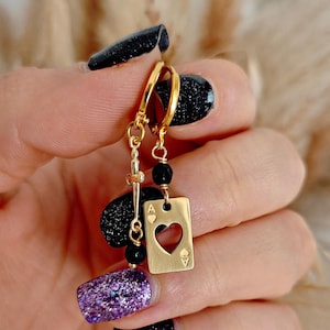 Orecchini hoops dorati carta e spada con Onice // CROW CLUB