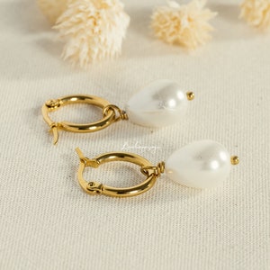 Freshwater pearls drops earrings, huggie hoops drops earrings // Milky Drop