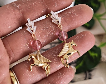 Pendientes de Pegaso: Caballo alado en oro de 14 k, cuentas de vidrio lila, mitología griega