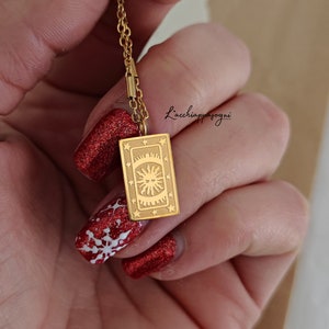 Le collier de tarot mystique, le soleil en acier inoxydable plaqué or et le charme de la carte des étoiles