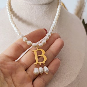 Collar con inicial personalizable de Ana Bolena Tudor, gargantilla de perlas de agua dulce de Ana Bolena, joyería histórica, collar con inicial de perlas