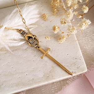King of Camelot Halskette, Excalibur Schwert und Hand Halskette, Bookish Schmuck, Dark Academia Halskette, Knightcore Halskette