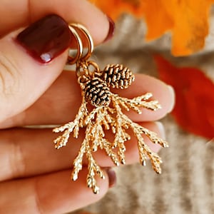 Boucles d'oreilles forêt de pins, boucles d'oreilles branches de pin et pommes de pin, boucles d'oreilles Woodlands, amoureux de la nature, boucles d'oreilles automne automne//PINE FORÊT