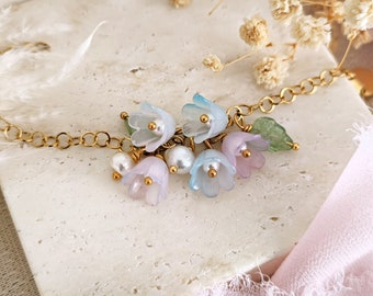 Fairycore armband lelietje-van-dalen: pastelbloemen, zoetwaterparel