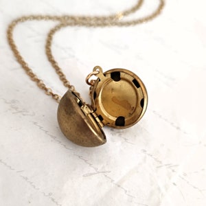 Photo Round Locket Necklace, Vintage Sphere Ball Locket Photograph Necklace, Victorian Art Deco Gift for Mother, Mother&#39;s Day Gift