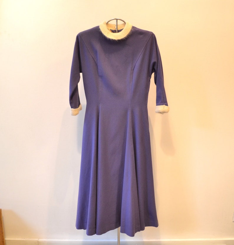 Cuffs Cream Angora Collar Stunning Jonathan Logan 1950s Lilac 100/% wool Dress Flattering Silhouette Size 13 Winter Princess Seams