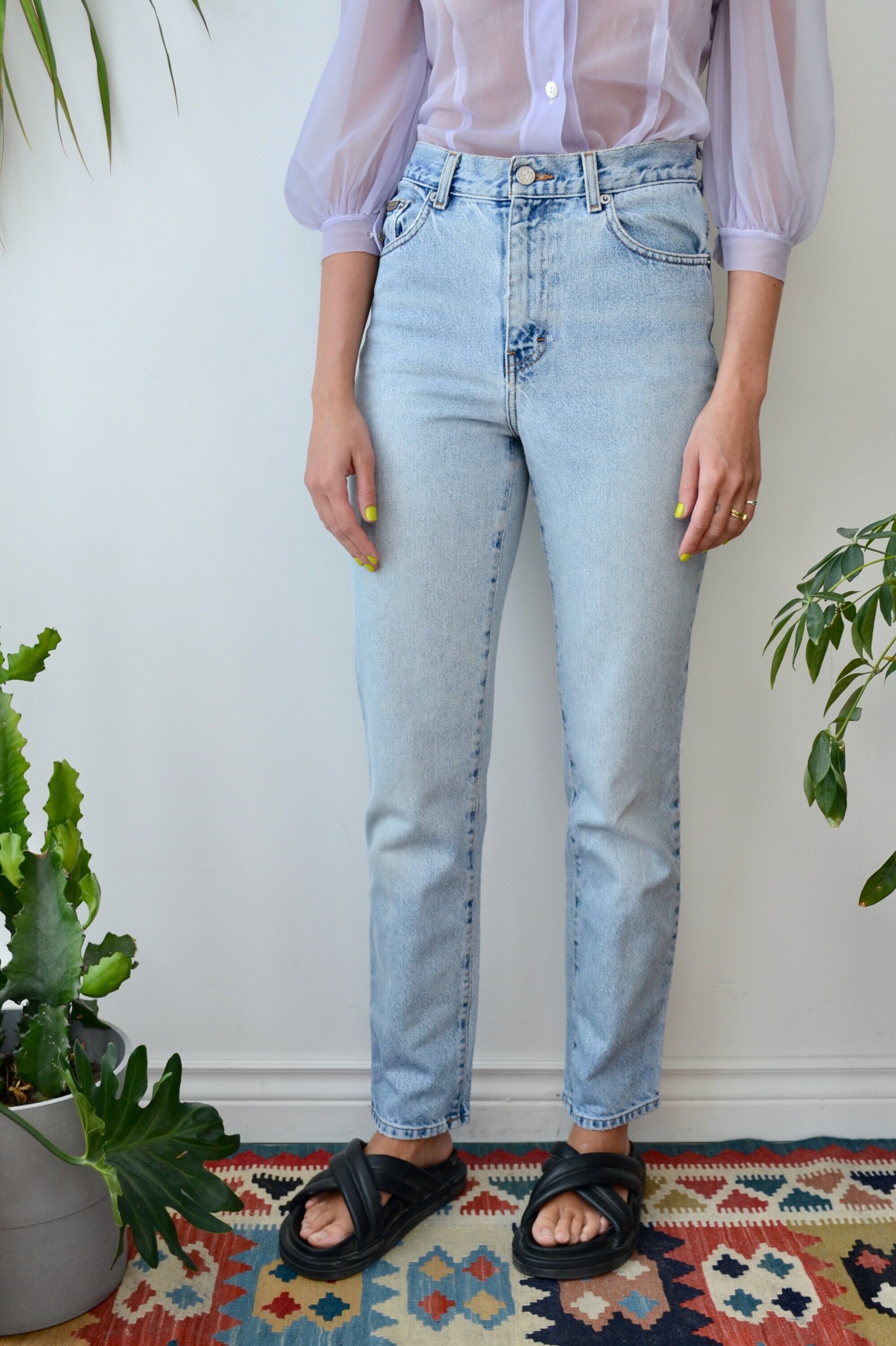 Jeans con lo shop strappo sul sedere