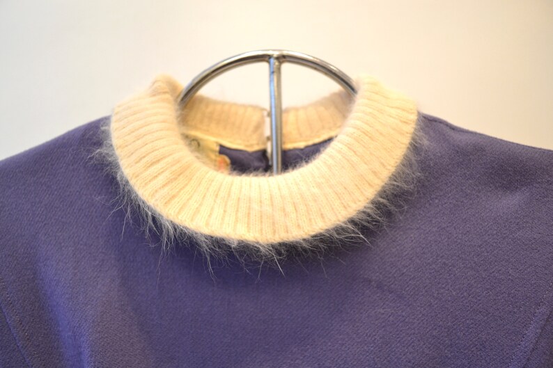 Cuffs Cream Angora Collar Stunning Jonathan Logan 1950s Lilac 100/% wool Dress Flattering Silhouette Size 13 Winter Princess Seams